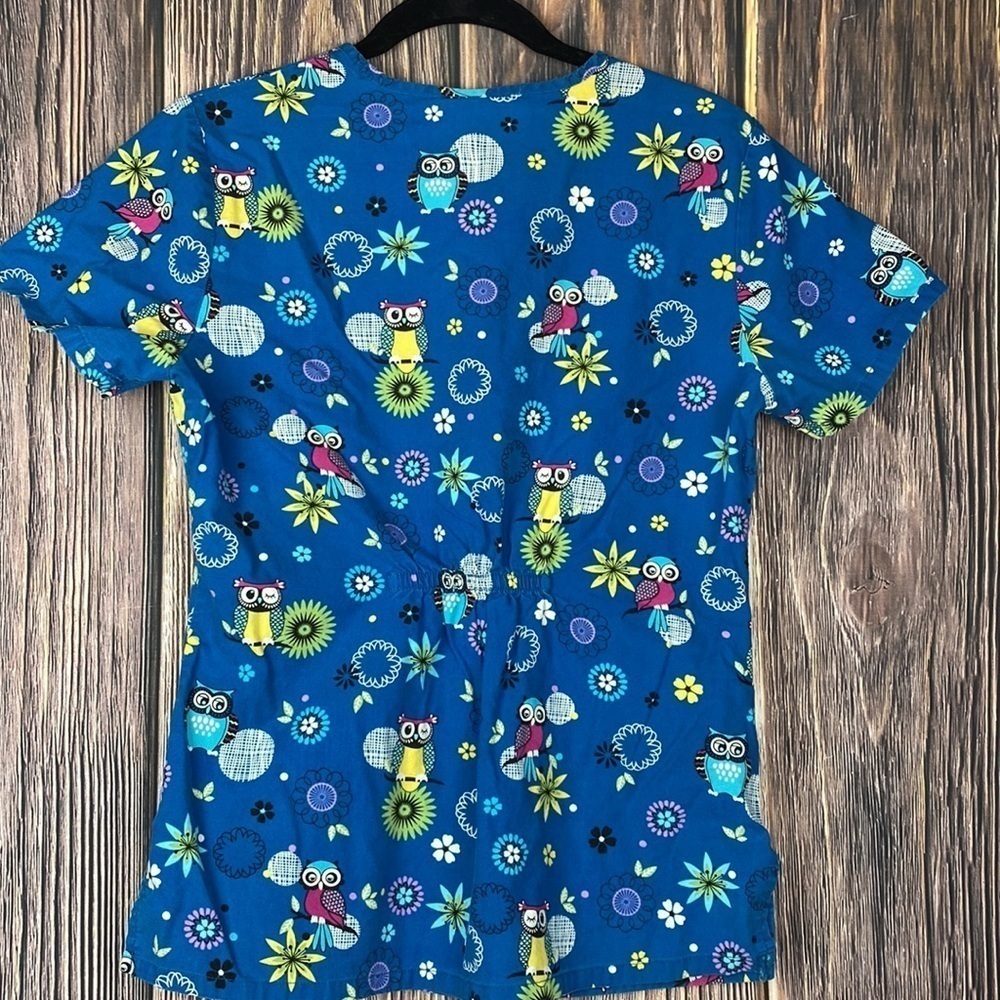 Woman’s Owl Themed Blue Scrub Shirt- Size XS - Picture 4 of 4